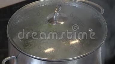家庭厨房陶瓷炉上的封闭锅内开水